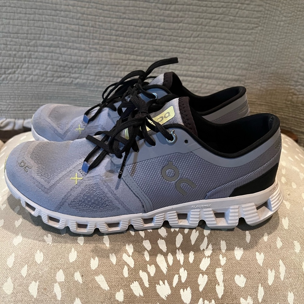 On Cloud ON Cloud X running shoe - women’s 9